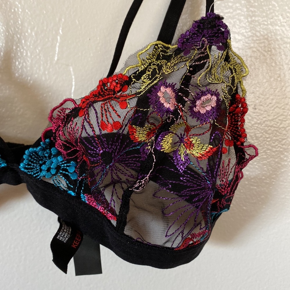 Nwot “Out From Under” Triangular Lacy Bralette Si… - image 4